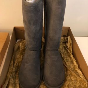 Brand New Women’s Uggs Size 8
